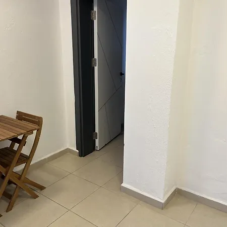 Modern In Quiet Lane Apartment *
