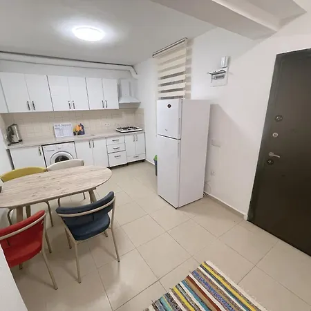 Modern In Quiet Lane Apartment *